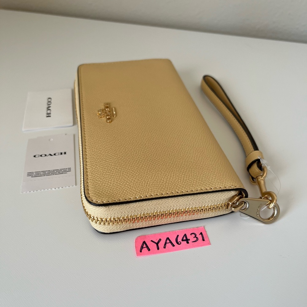 Coach Long Zip Around Wallet🎈🎈